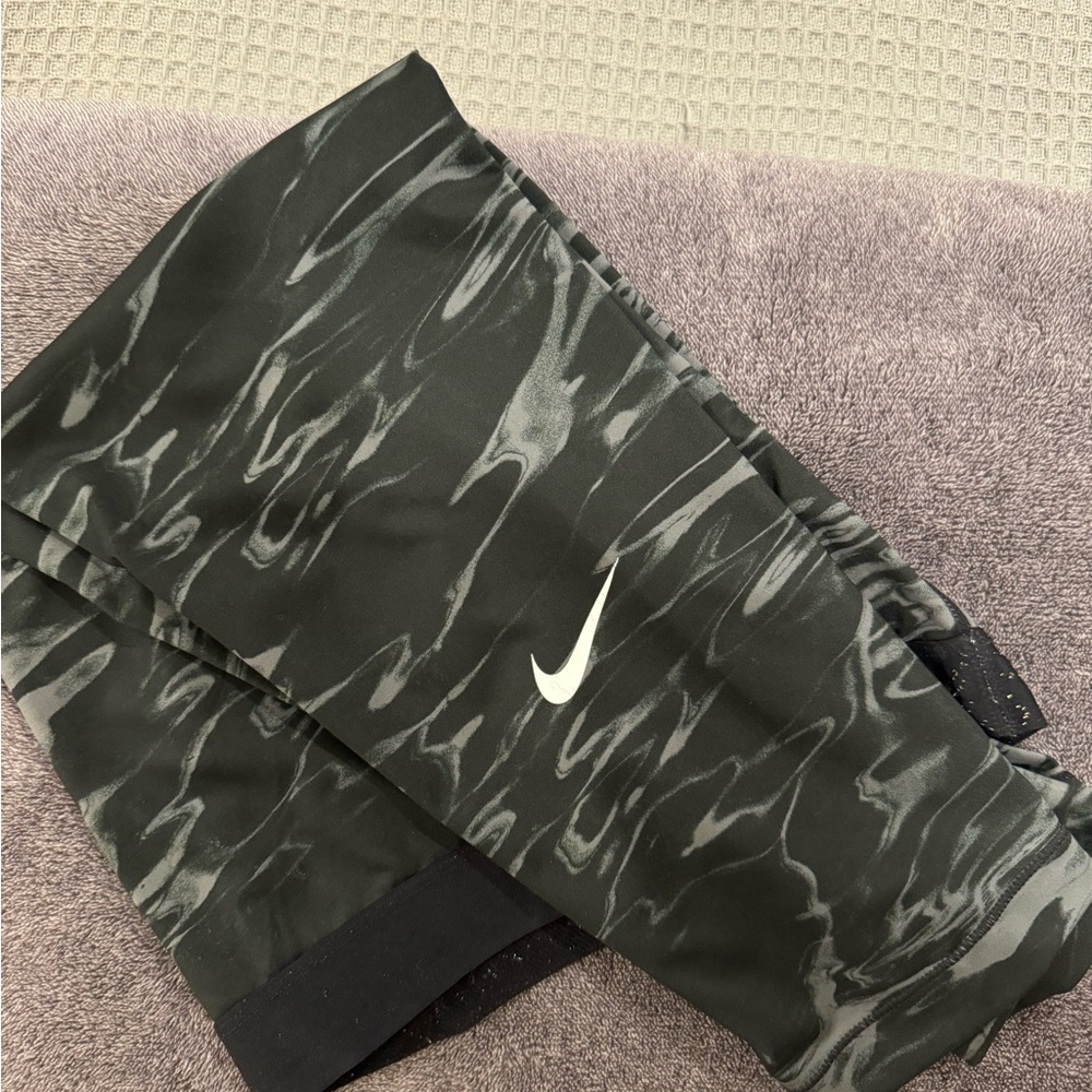 Nike Pro workout leggings